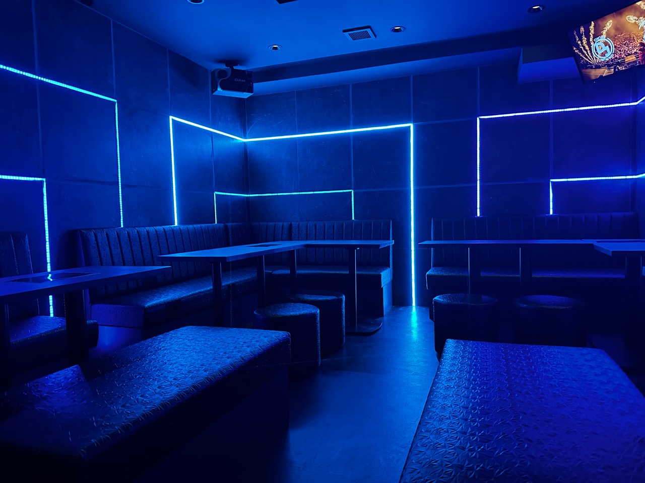 青いLED照明の店内